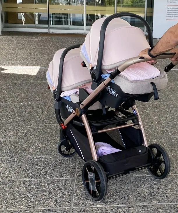 Πωλείται διπλό καρότσι με car seats